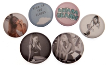 Placka Ariana Grande: Set 6 placek (průměr 2,5 cm 3,2 cm)